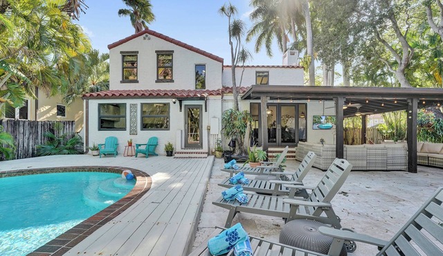 Spanish 5 Bedroom Pool House Minutes to the Beach