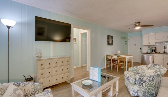 Steps to Beach, Coligny Plaza: Hilton Head Condo!