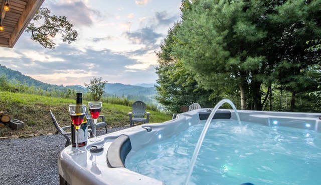 Stunning Mtn Sunsets! Hot Tub+Fire Pit, Mtn Views, Sauna, Grill, Close to AVL!