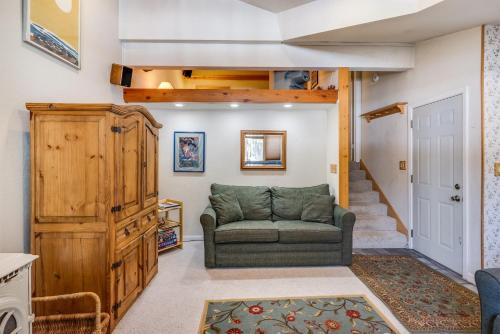 Sunny Studio Ski Loft - Creekside #103