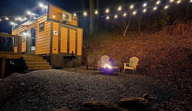 The Fox Den - Peaceful Tiny Home Retreat in the Mountains w/Hot Tub & Fire Pit