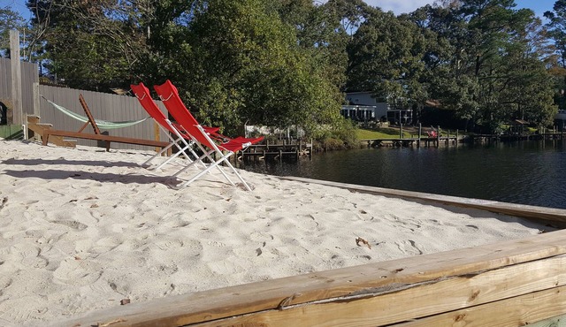 The Grey Goose (Waterfront) Historic New Bern - Private Beach - BRING YOUR BOAT!