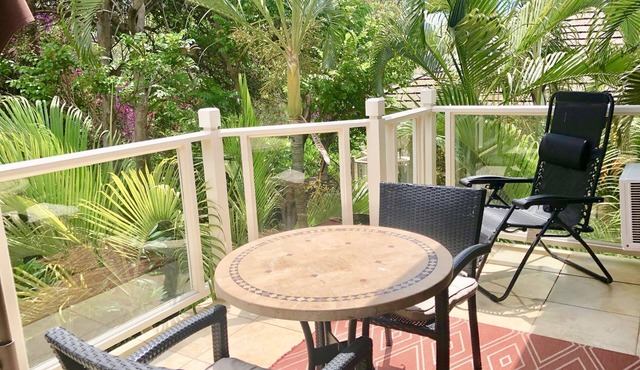 TOP FLOOR CORNER PRIVATE STUDIO, LOCALLY OWNED, CLEAN, WALK TO BEACH