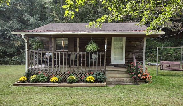 Tranquil Creekside Cabin - Sleeps 4 - Bradford Pear Cabin