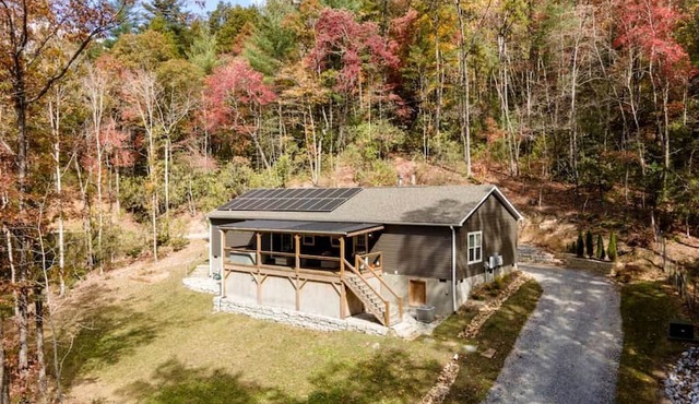 Tranquil Riverfront Retreat with Hot Tub near Waterfalls & Pisgah National Forest, Brevard NC