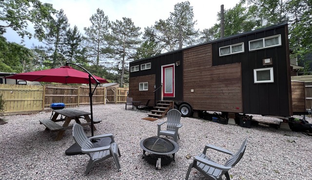 Unique Tiny Home Escape! Fully Equipped & Relaxing, Privacy-Fenced Outdoor Space