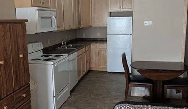 Unit 6: Cozy Studio Microhotel with full kitchen. in Harvey