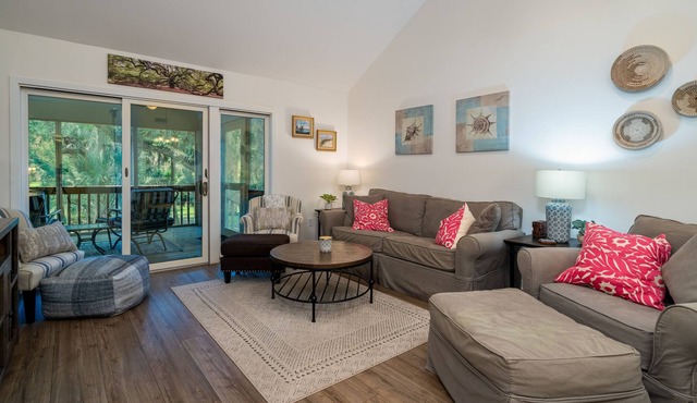 Updated 2 Bedroom Villa! Convenient to Clubhouse, Pools, Beaches! Pet Friendly!