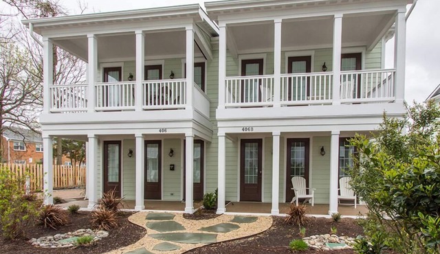 Updated 2BR pet-friendly townhouse near beach, boardwalk, dining, and parking.