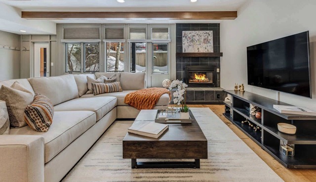 Updated Core 3 BR, 3 BA with AC, Pool & Hot-tub!