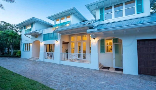 Upscale 2018 Elegant Mansion with Pool in Stuart