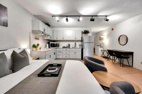Upscale Midtown Studio and Private Balcony