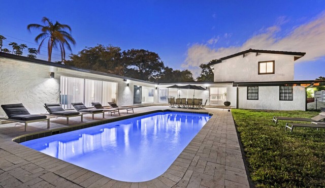 Villa Greyon: Chic 8BR/6BA, Heated Pool Retreat, Sleeps 18! Stylish Group Escape