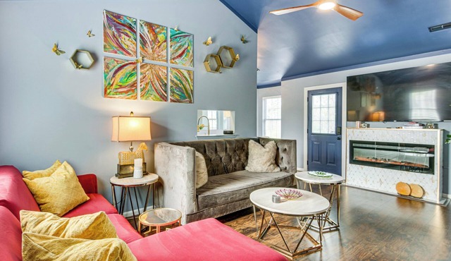 Vintage-Chic Getaway: 6 Mi to Uptown Charlotte