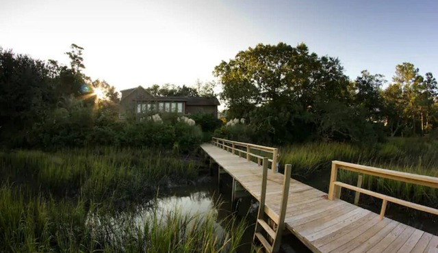 Waterfront home. Pier, kayaks, bicycles, privacy. Near beaches, city activities.
