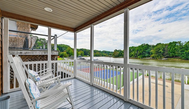 Waterfront Living & Resort Perks! Lake Norman Stay