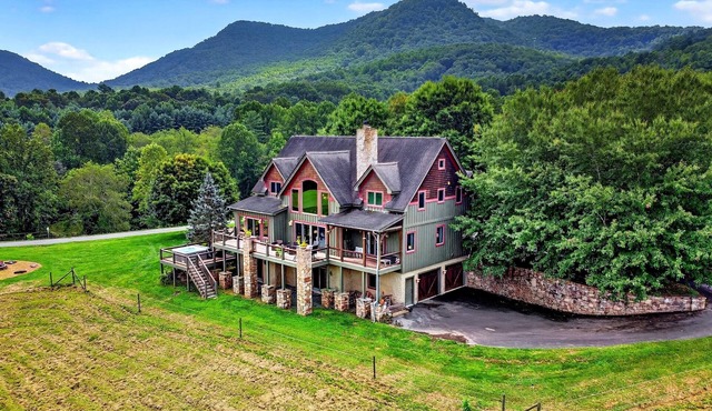Windy Path Farm | Animals, Hot Tub, Game Room + Breathtaking VIEWS!