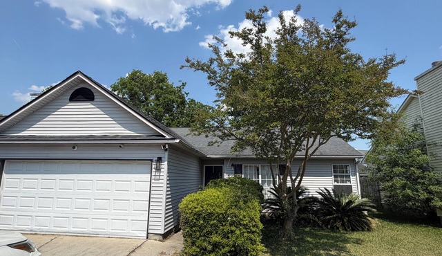 Wonderful 3-bedroom house with AC in peaceful North Charleston.