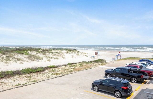 Beachside Retreat | Spacious Condo with Pool & Gulf Views