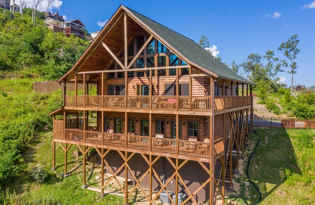 Unobstructed Views, Luxury 4BR Cabin.