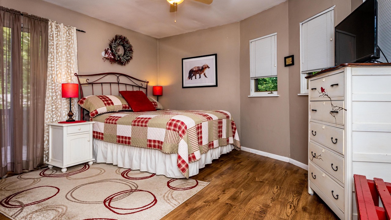 Photo of Bedroom in Helmsburg