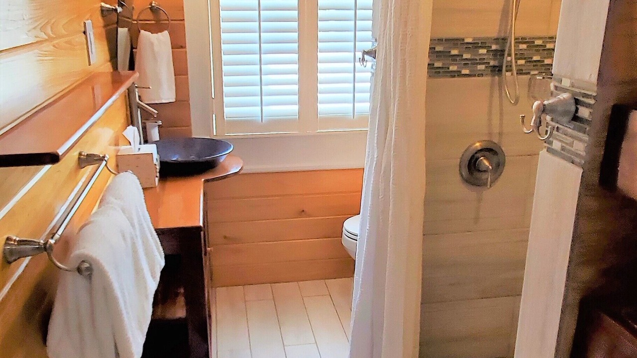 Photo of Bathroom in Uptown - Upper Duval