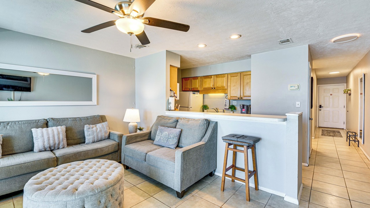 Photo of Livingroom in Biltmore Beach