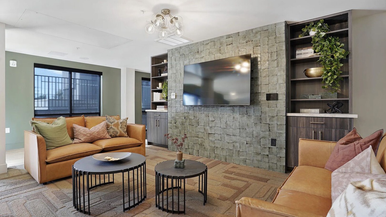 Photo of Livingroom in People's Freeway