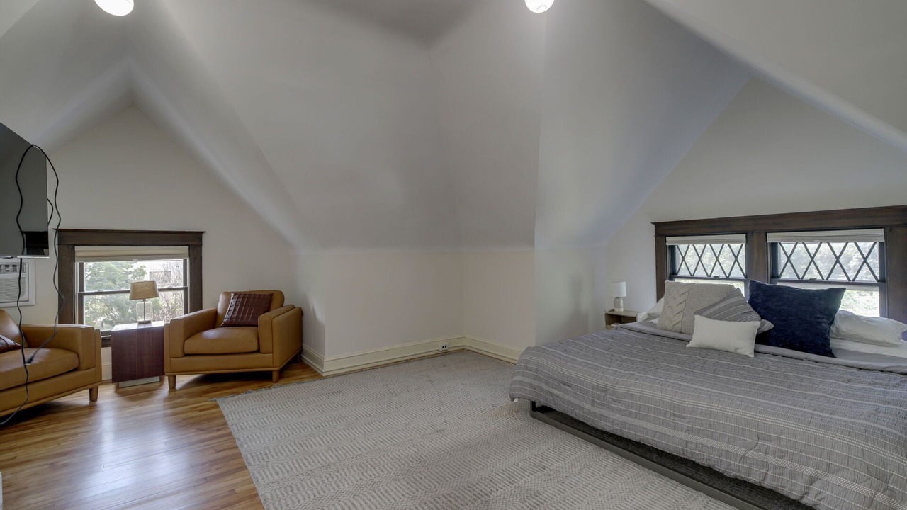 Photo of Bedroom in Summit - University