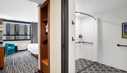 Standard Room, 1 King Bed, Roll-in Shower (Mobility Accessible)