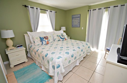 Gulf Shores Condo | 👣 Come get your toes in the sand ~ and a cold drink in your hand! 🍹