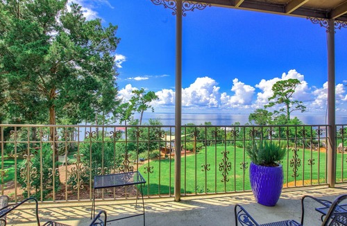 Fairhope Apartment | Camellia at Jubilee Suites Bed & Breakfast. 2K/2B.