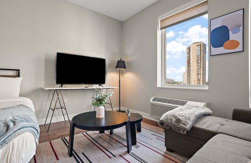 Downtown Minneapolis Apartment | CozySuites in Marquee Studio Queen with pool & gym
