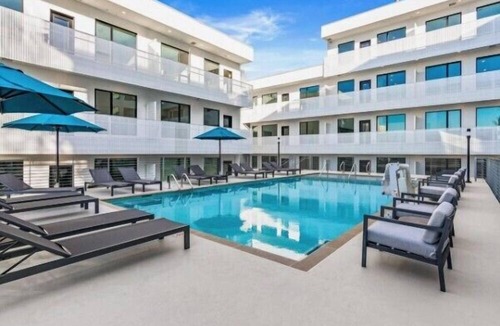 Edgehill Apartment | Welcome to your Nashville getaway! This modern 1-bedroom, 1-bath condo is located in the heart of Downtown, just steps from Broadway’s live music, incredible dining, and local attractions. Perfect for couples, solo travelers, or business guests.