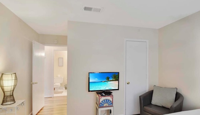 Ocean Walk Heated Pool + Lake Views Walk to Pier Village