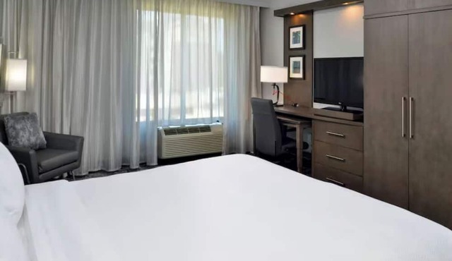 Historic Downtown: Outdoor Pool and Onsite Bistro! Near Wilmington Riverwalk