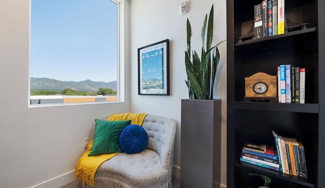 Chic & Modern Spacious Downtown Loft w/Free Secured Parking, Balcony, Near TRX