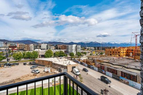 Stylish SLC Getaway 2-Bed 2-Bath with Balcony