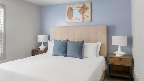 Landing Incredible 2BD Tennis Court Pool